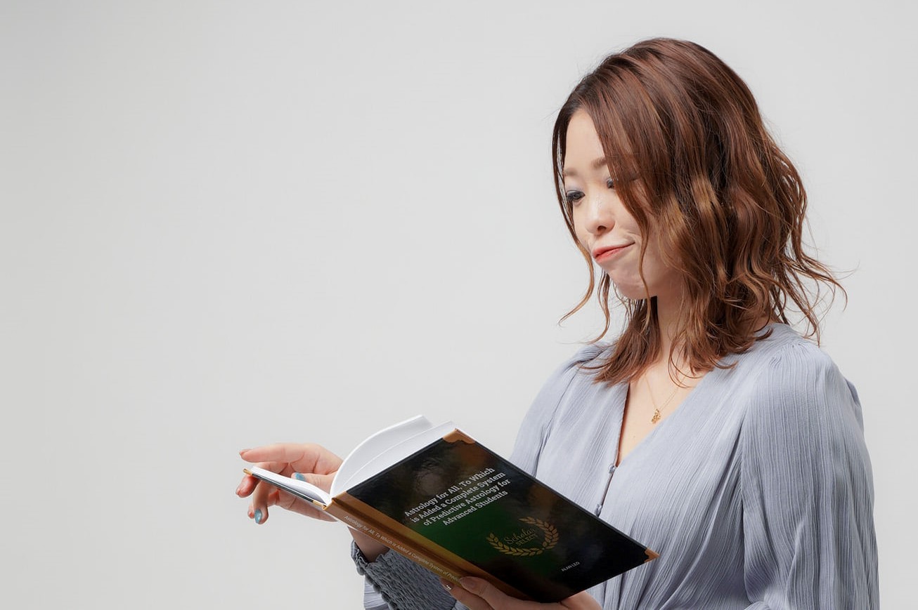 集中して読書をする女性