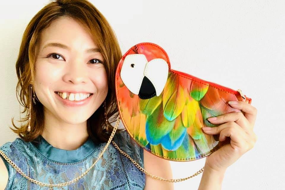 華やかで派手な小物を持つ大田ミリ